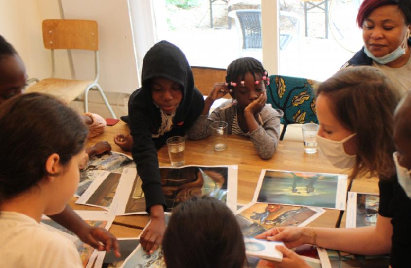 Enfants qui participent à un atelier